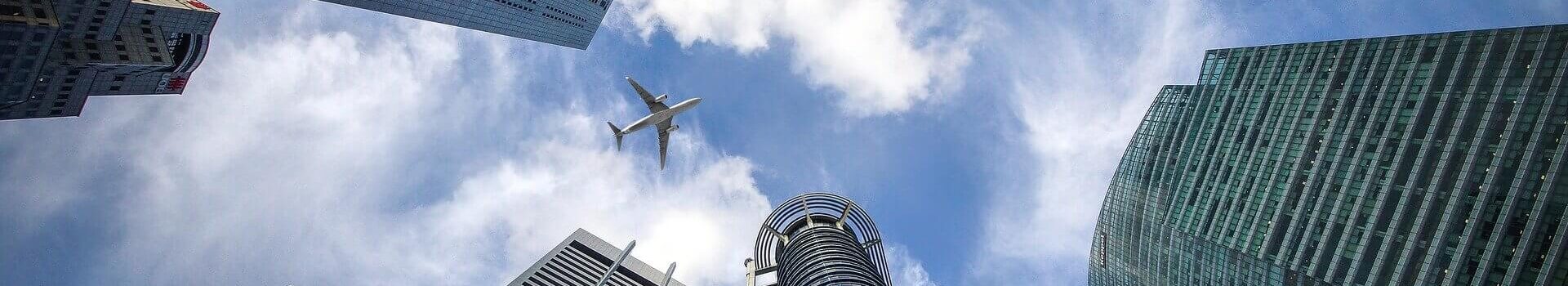 高層ビルの上を飛ぶ飛行機